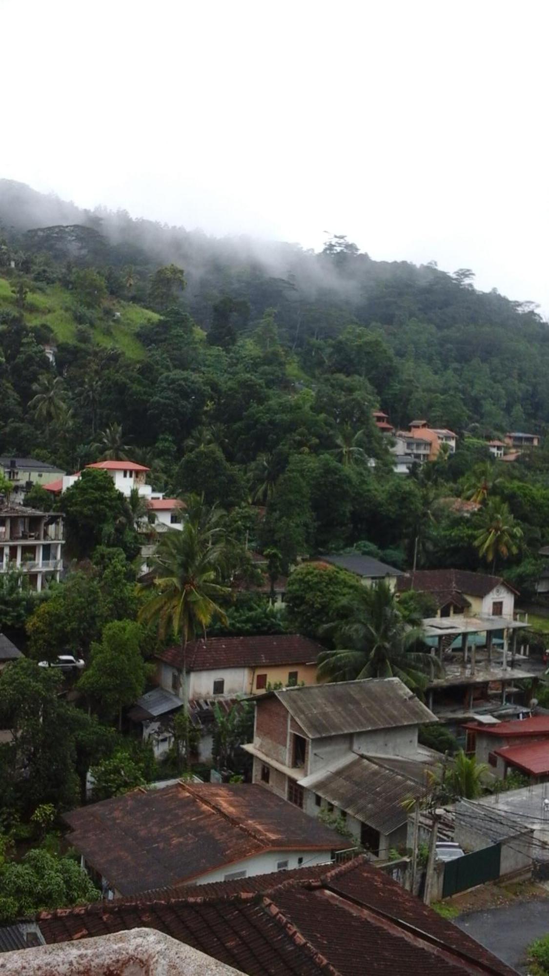 Majestic Tourist Hotel Kandy Esterno foto